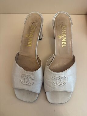 CHANEL White Leather Open-Toe Slingback Mules